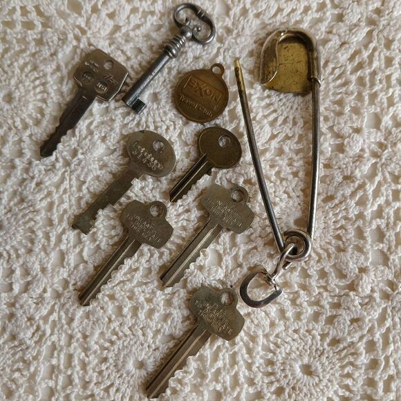 Vintage Steel Large Safety Pin with 7 Keys - Picture 3 of 7
